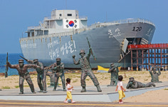 [포토] "학도병들의 함성 들리는 듯"…장사리 해수욕장 찾은 시민들