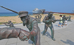 [포토] 학도병들의 함성 들리는 듯…장사리 해수욕장 찾은 시민들