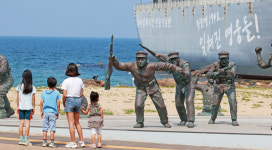 [포토] 학도병들의 함성 들리는 듯…장사리 해수욕장 찾은 시민들