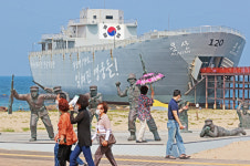 [포토] 학도병들의 함성 들리는 듯…장사리 해수욕장 찾은 시민들