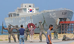 [포토] 학도병들의 함성 들리는 듯…장사리 해수욕장 찾은 시민들