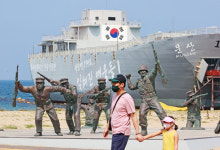 [포토] 학도병들의 함성 들리는 듯…장사리 해수욕장 찾은 시민들