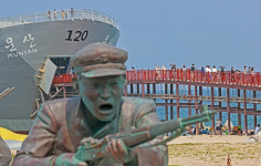 [포토] 학도병들의 함성 들리는 듯…장사리 해수욕장 찾은 시민들