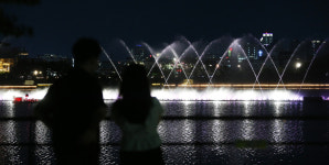 [포토] 분수 바라보며 더위 식히는 시민들…대구 수성못