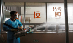 [포토] 추석연휴 요양병원 면회 허용 앞두고 안심면회실 방역