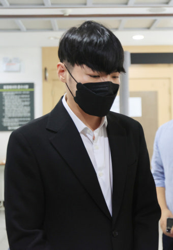 [포토] 프로포폴 투약 가수 '휘성' 항소심 법정 출두