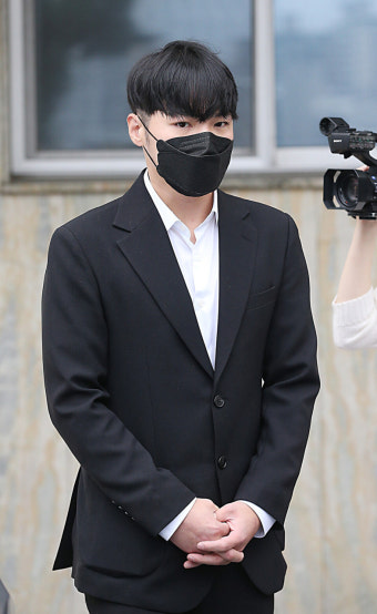 [포토] 프로포폴 투약 가수 '휘성' 항소심 법정 출두