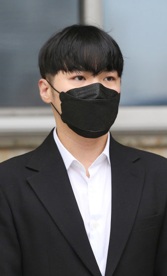 [포토] 프로포폴 투약 가수 '휘성' 항소심 법정 출두