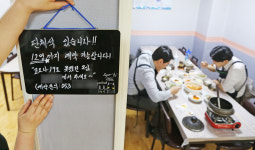 [포토] 위드 코로나 첫날…단체손님 맞이 준비하는 식당