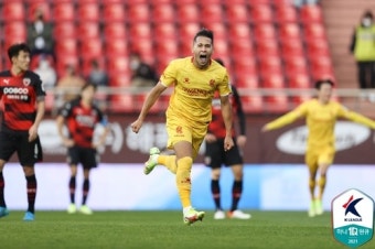 그랜트·이준 퇴장에 발목잡힌 포항, 광주FC전 '11년 무패행진' 마침표