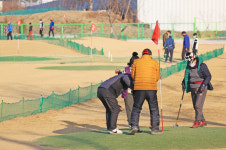 [포토] 포근한 날씨…외투 벗고 파크골프 즐기는 시민들