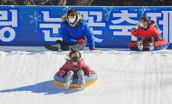 [포토] 국민청소년수련원 눈과 함께하는 얼음왕국 즐기는 동심들