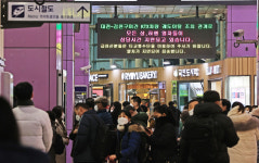 경부선 KTX 탈선…열차 1시간 이상 지연돼 승객 불편