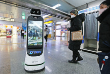 [포토] 대구도시철도 상인역, 전국 첫 안내로봇 등장