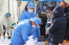 [포토] 휴일에도 북적이는 대구 남구보건소 임시선별진료소