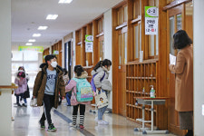 [포토] 초·중·고 개학…자가진단키트 배부받는 초등학생들