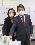 권영진 대구시장, 수성동1가 사전투표소서 한 표 행사