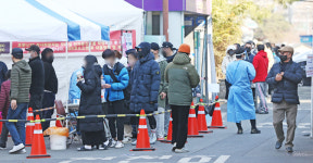 [포토] 끝없는 검사 행렬…대구 수성구보건소 선별진료소