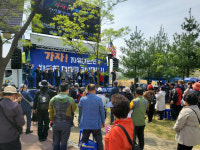 [르포] 주말 박근혜 대구 사저 북새통…보수단체 명예회복 촉구 집회