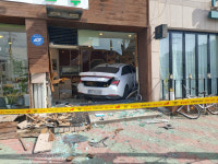 포항서 해병대원 4명 탑승 차량 고속버스터미널 인근 상가로 돌진