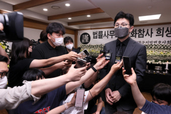 [포토] 한동훈 법무부 장관, 대구 방문 변호사사무실 방화 피해자 추모