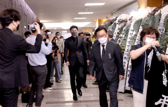 [포토] 한동훈 법무부 장관, 대구 방문 변호사사무실 방화 피해자 추모