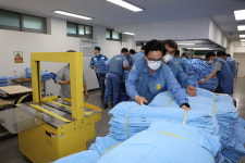 포스코 포항제철소 소장단, 포스코휴먼스 세탁 일손돕기 봉사활동 나서