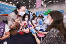[포토] 안구 치료기 체험하는 시민들…2022 메디 엑스포 코리아