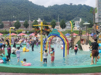 예천군 한천 물놀이장 개장...첫날 1000여명 입장 북적