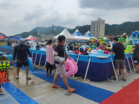 예천군 한천 물놀이장 개장...첫날 1000여명 입장 북적