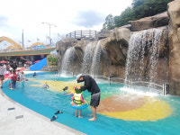 예천군 한천 물놀이장 개장...첫날 1000여명 입장 북적