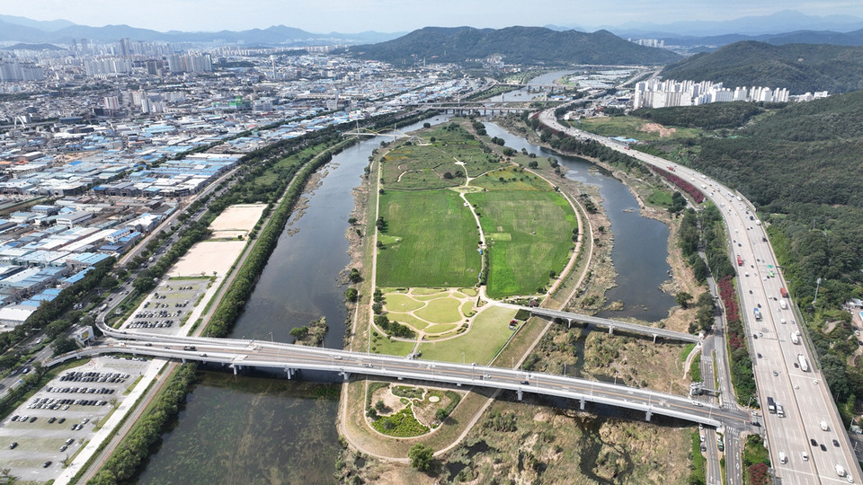 대구 금호강 주변 폭우로 고립된 주민들 대피작업…1명 사망, 헬기 투입 구조작업 계속 (100자)