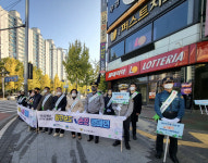 대구운전면허시험장, 도로를 건너겠다…횡단보도 손짓 캠페인 실시