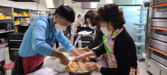 경북도민행복대학 영천캠퍼스, 행복만빵! 나눔봉사…서부동에 카스테라·쿠키 전달