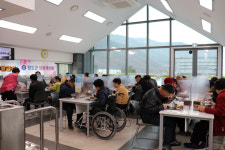 생활개선청도군연합회, 청도군장애인복지관서 무료급식 봉사 펼쳐
