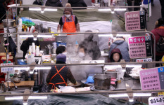 [포토] 언 몸 녹이는 대구 서문시장 수제비와 칼국수