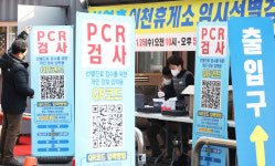 코로나 3년 긴 터널 끝 보인다…공존 지속