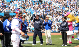 윤석열 대통령, 대구 삼성라이온즈파크서 2023 한국프로야구 개막전 시구
