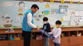 수자원공사 군위댐지사, 삼국유사면 석산분교생 어린이날 희망선물 전달
