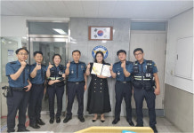 대구 수성경찰서, 도로에 쏟아진 유리 파편 치운 시민에 감사장 전달