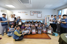 포스코 사진봉사단, 해도동 화목경로당 어르신 장수사진 전달