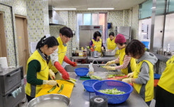 포항동지고동문봉사단 동지인, 엘림믿음의집 설날 맞이 떡국 봉사