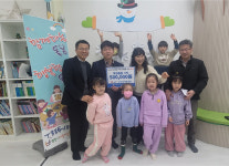 한국화장품 영천지사 | 한국농어촌공사 영천지사, 금빛 마을돌봄터에 기부금 전달