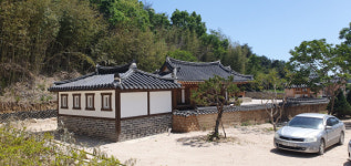 이명박 전 대통령 방문 이틀전…포항 덕실마을 환대 분위기 물씬