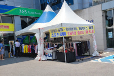 축협주차장에 가판대 설치하고 옷 판매…시민들 눈살 찌푸려