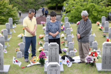 [포토] 영천호국원 참배하는 시민들