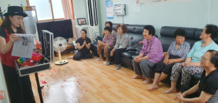 지역사랑 봉사 페스티벌…포항 송동교회,  방충망 교체·마술공연 봉사