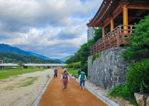 걸으면 더 건강해져요...영주시, 남원천 둔치에 맨발걷기 황톳길 개장