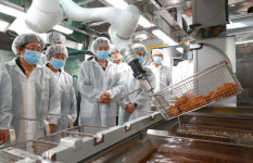 [포토] 급식실에 등장한 튀김 로봇