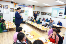 울진군, 매화면 어르신 정나누기 행사…장수 도시락 선보여